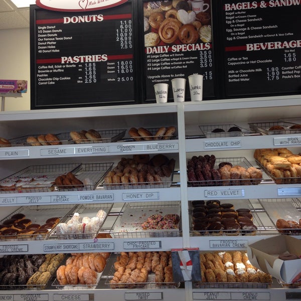 5/17/2015 tarihinde Patricia D.ziyaretçi tarafından Paula&#39;s Donuts'de çekilen fotoğraf