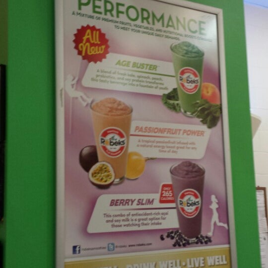 Photo taken at Robeks Fresh Juices &amp; Smoothies by Dave D. on 7/23/2013