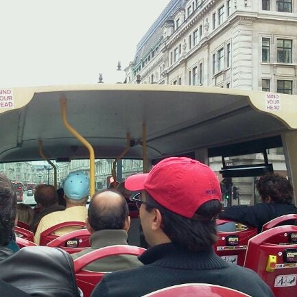 Photo taken at Big Bus Tours - London by ayşe ö. on 9/16/2012