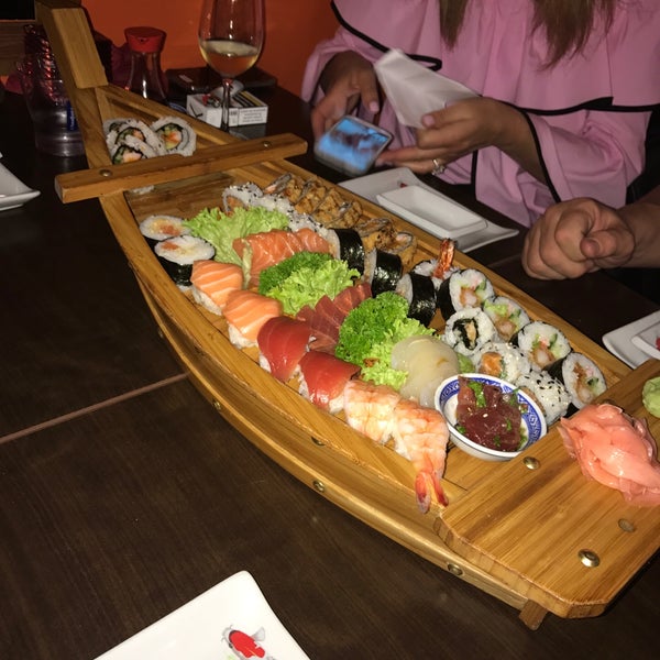 Foto diambil di Sushi Palace oleh Lorena D. pada 5/12/2017