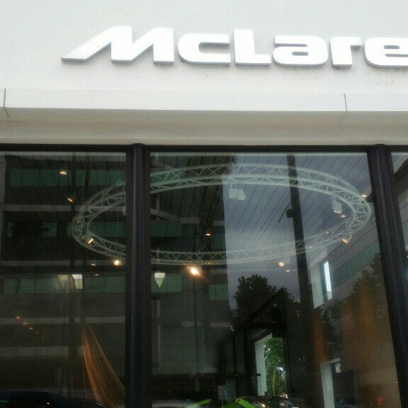 Foto scattata a McLaren Auto Gallery Beverly Hills da David K. il 7/18/2015