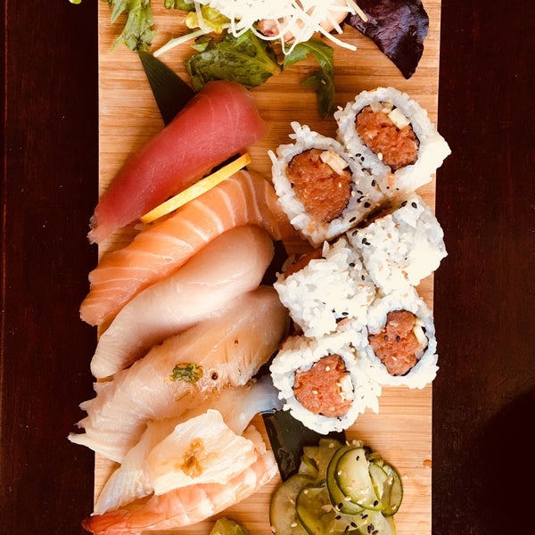 รูปภาพถ่ายที่ Sushi Mon Japanese Cuisine โดย Coco C. เมื่อ 5/30/2018