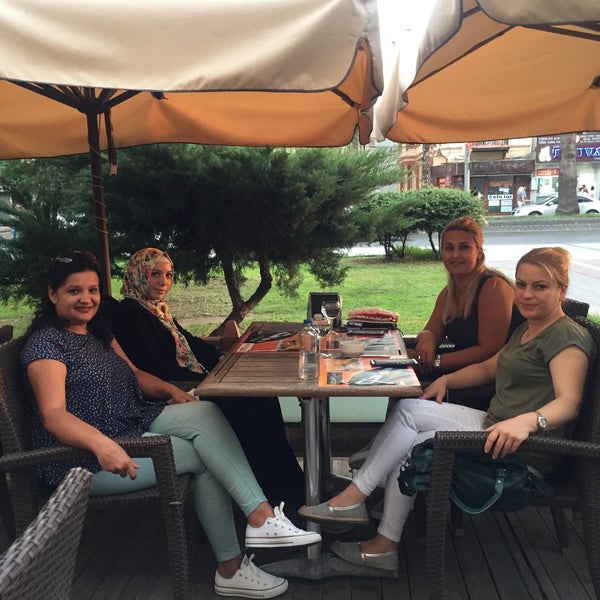 รูปภาพถ่ายที่ Cafeka Restaurant &amp; Cafe โดย Özlem เมื่อ 7/12/2017