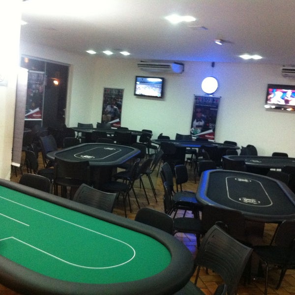 Foto tirada no(a) LOL Clube &amp; Bar - Poker por Marcel R. em 4/26/2013