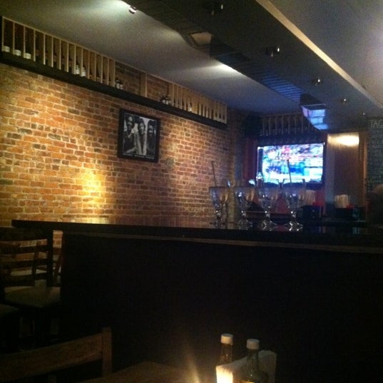 Photo prise au Corlette NY Restaurant &amp; Lounge Caribbean Tacqueria par Kashayia G. le12/11/2012