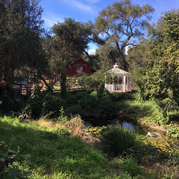 รูปภาพถ่ายที่ Myrtle Creek Botanical Gardens &amp; Nursery โดย Kim D. เมื่อ 2/9/2017