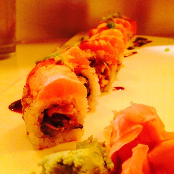 Foto scattata a Friends Sushi da Miao Y. il 6/29/2015