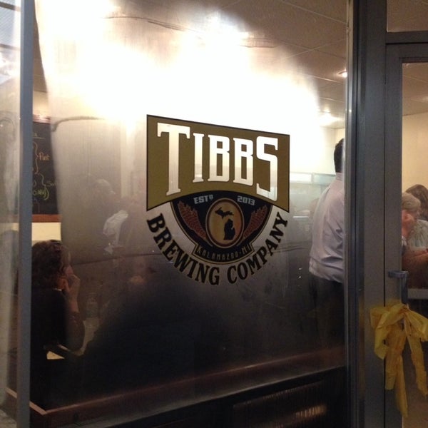 Foto tomada en Tibbs Brewing Company  por Sarah B. el 12/7/2013