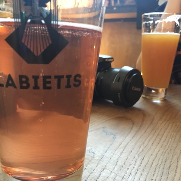 5/10/2018にJānis C.がLabietis atzars Centrāltirgū | Labietis Central Market Beer Branchで撮った写真