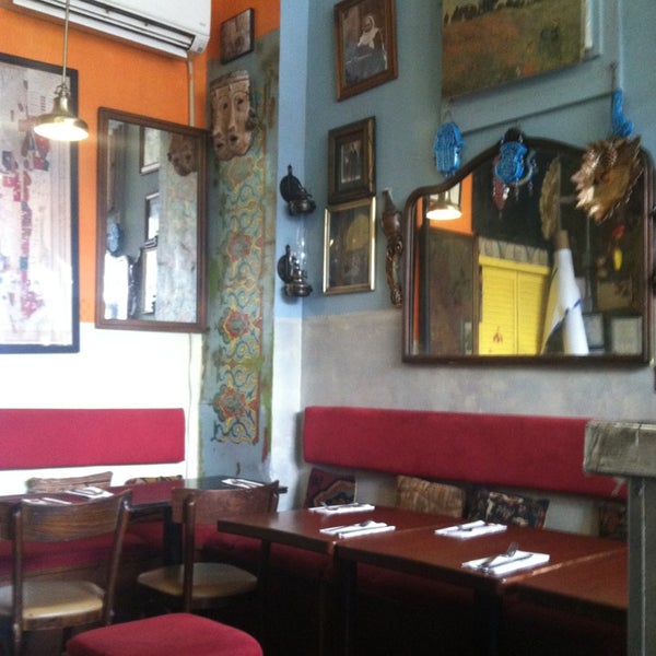 Foto tirada no(a) Kabab Café por kevin m. em 3/22/2013