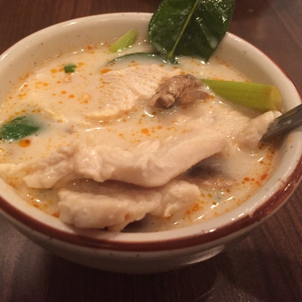 รูปภาพถ่ายที่ UBON Thai Kitchen โดย Mary M. เมื่อ 11/25/2015