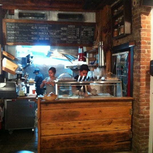9/19/2012 tarihinde David T.ziyaretçi tarafından The Falafel Shop'de çekilen fotoğraf