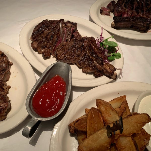 Foto scattata a Charley&#39;s Steak House da kaoru y. il 11/5/2019