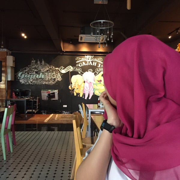 รูปภาพถ่ายที่ Gajah Tiga Café โดย Hariz S. เมื่อ 1/23/2016
