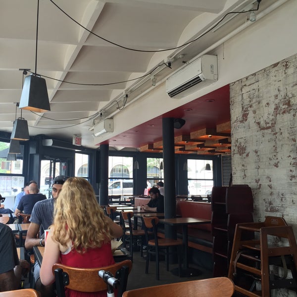 7/8/2015 tarihinde Daniel R.ziyaretçi tarafından New York Burger Co.'de çekilen fotoğraf