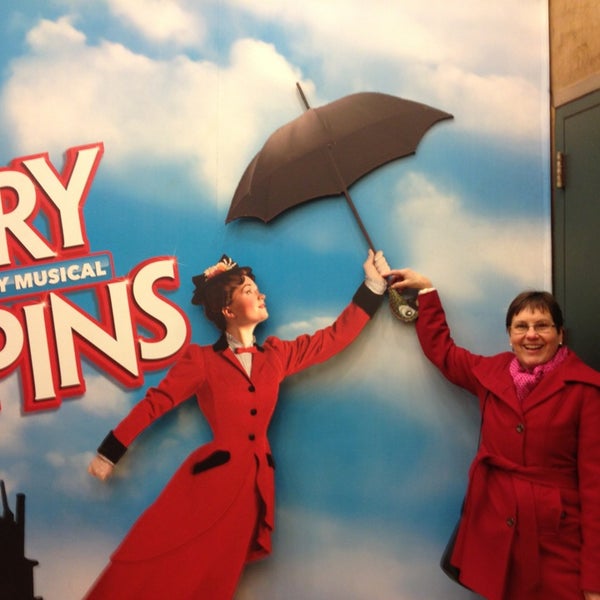 Снимок сделан в Disney&#39;s MARY POPPINS at the New Amsterdam Theatre пользователем Jason K. 1/19/2013