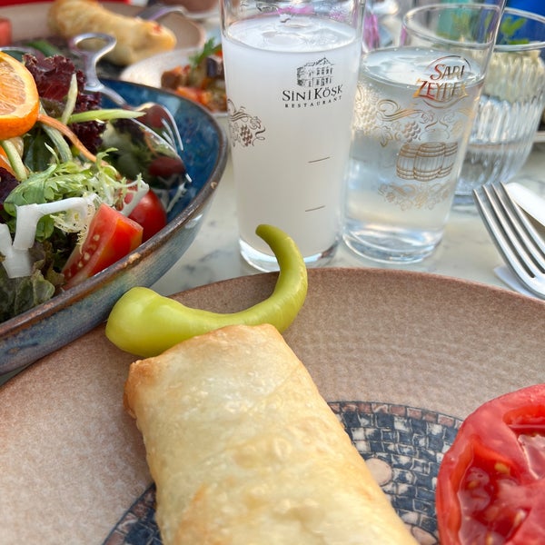 Foto diambil di Sini Köşk Restaurant oleh Vijdan K. pada 7/22/2023
