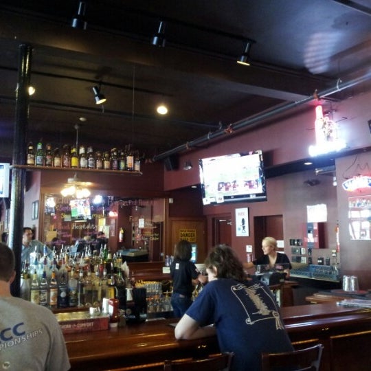 รูปภาพถ่ายที่ White Horse Tavern โดย Nick เมื่อ 9/30/2012