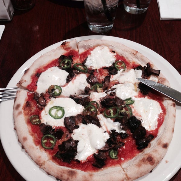 5/9/2015にHenrik J.がElla&#39;s Wood-Fired Pizzaで撮った写真