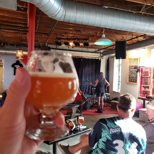Photo taken at The Workshop Brewing Company by Scott Y. on 8/2/2019