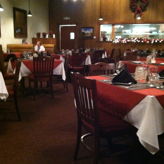 Foto tirada no(a) Crossroads Steakhouse &amp; Saloon por Robert N. em 12/8/2012