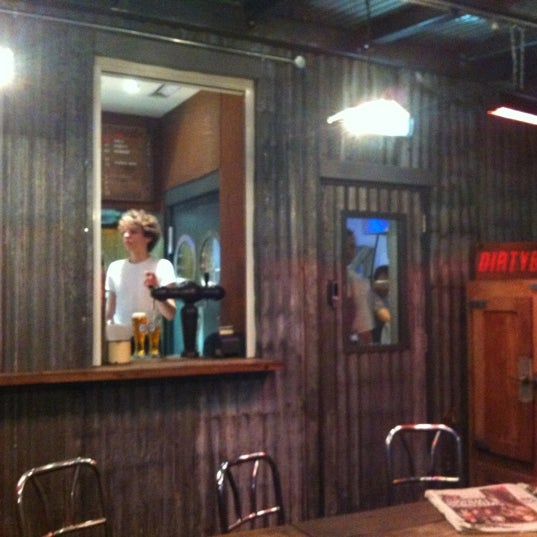 11/15/2012 tarihinde András N.ziyaretçi tarafından Dirty Burger'de çekilen fotoğraf