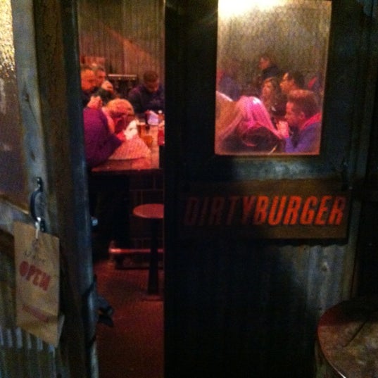 11/2/2012 tarihinde András N.ziyaretçi tarafından Dirty Burger'de çekilen fotoğraf