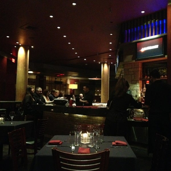Das Foto wurde bei Fahrenheit Restaurant &amp; Lounge von Princess Susannah G. am 3/9/2013 aufgenommen