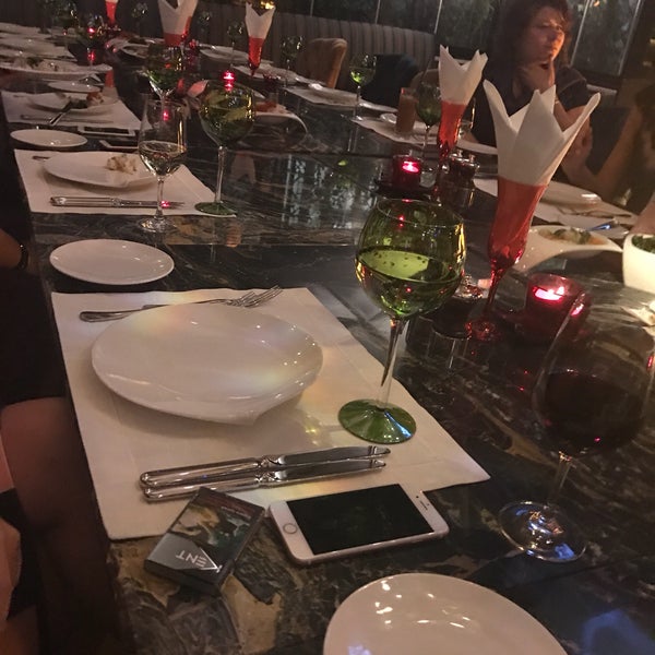 Foto tirada no(a) Caviar Seafood Restaurant por Natalia em 3/10/2017