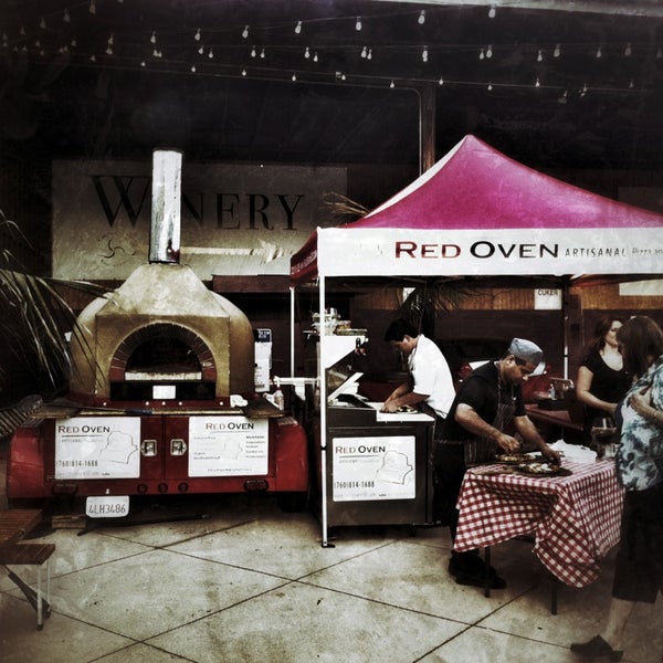 Foto tomada en Red Oven - Artisanal Pizza and Pasta  por Justin B. el 12/22/2012