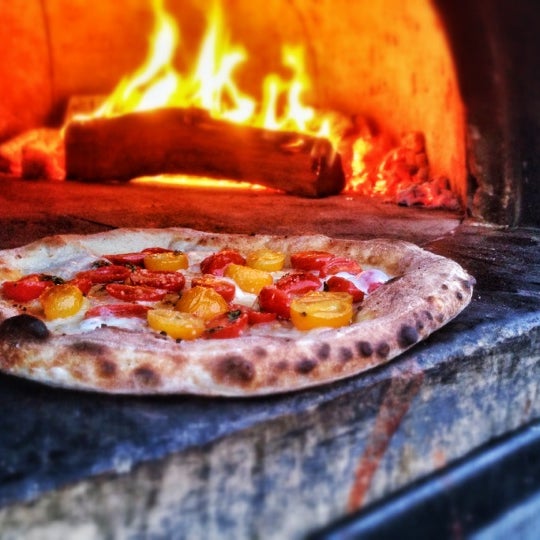Foto tomada en Red Oven - Artisanal Pizza and Pasta  por Justin B. el 12/11/2012