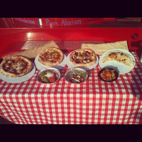 Photo prise au Red Oven - Artisanal Pizza and Pasta par Justin B. le10/3/2012