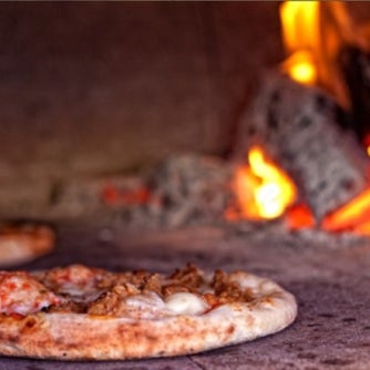 Das Foto wurde bei Red Oven - Artisanal Pizza and Pasta von Justin B. am 10/3/2012 aufgenommen