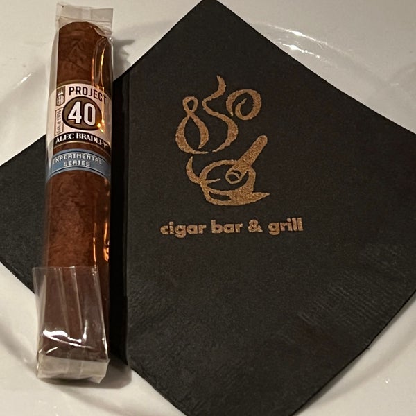 7/31/2022 tarihinde Christina M.ziyaretçi tarafından Cigar Bar &amp; Grill'de çekilen fotoğraf