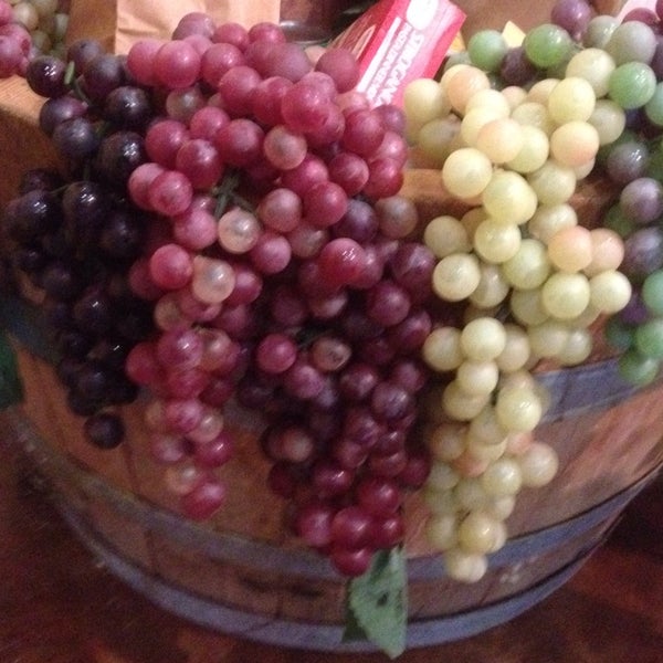 รูปภาพถ่ายที่ Water 2 Wine Custom Winery โดย Jeanie S. เมื่อ 9/28/2013