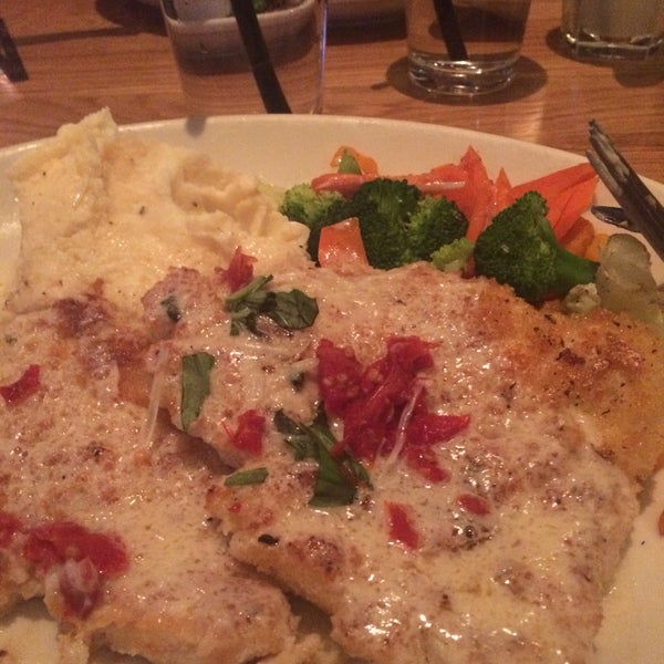 Photo taken at BJ&#39;s Restaurant &amp; Brewhouse by Kasey T. on 12/3/2016