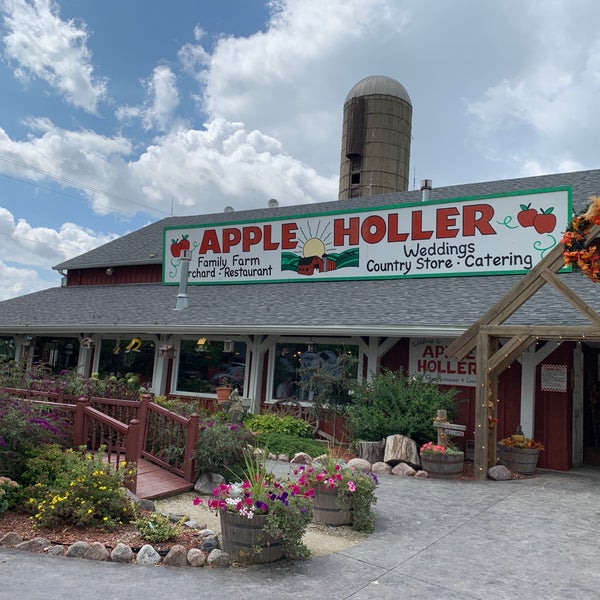 รูปภาพถ่ายที่ Apple Holler โดย Bradley S. เมื่อ 9/2/2019