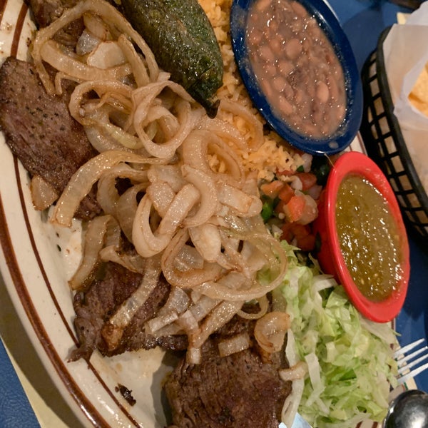 Foto diambil di Manny&#39;s Mexican Restaurant oleh Bradley S. pada 10/5/2019