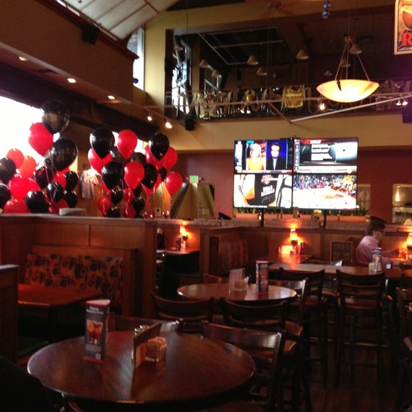 Foto diambil di Rock Bottom Restaurant &amp; Brewery oleh Robin A. pada 2/27/2013