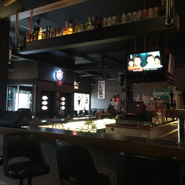 10/8/2015 tarihinde Marquezziyaretçi tarafından Grumpy&#39;s Bar &amp; Grill'de çekilen fotoğraf