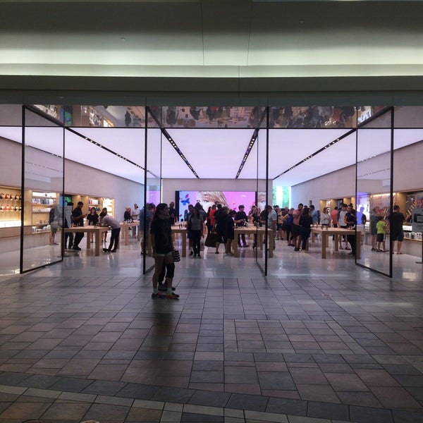 Apple Oxmoor Electronics Store in Louisville