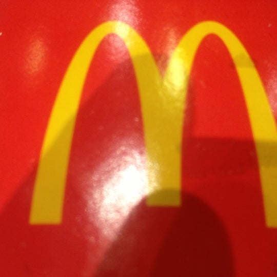 รูปภาพถ่ายที่ McDonald&#39;s โดย Esther U. เมื่อ 12/8/2012