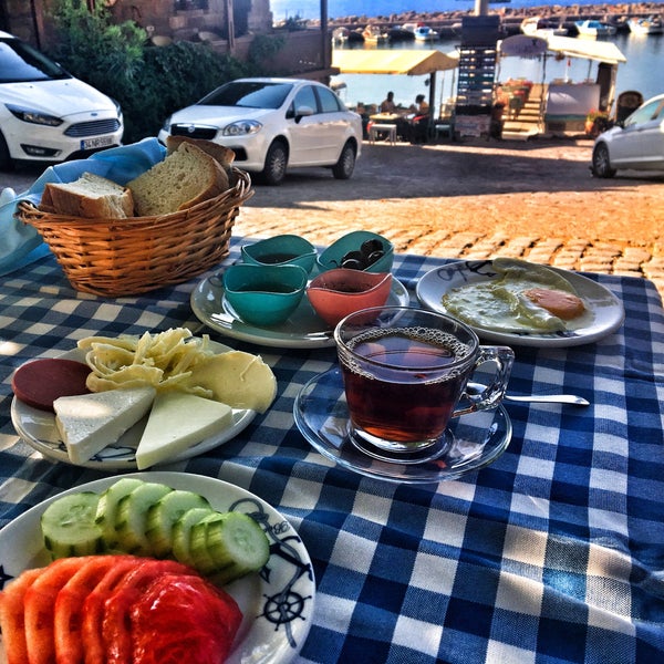 Das Foto wurde bei Assos Yıldız Balık Restaurant von Emel Ç. am 8/4/2017 aufgenommen