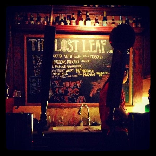 Foto tirada no(a) The Lost Leaf por Aaron W. em 4/13/2013