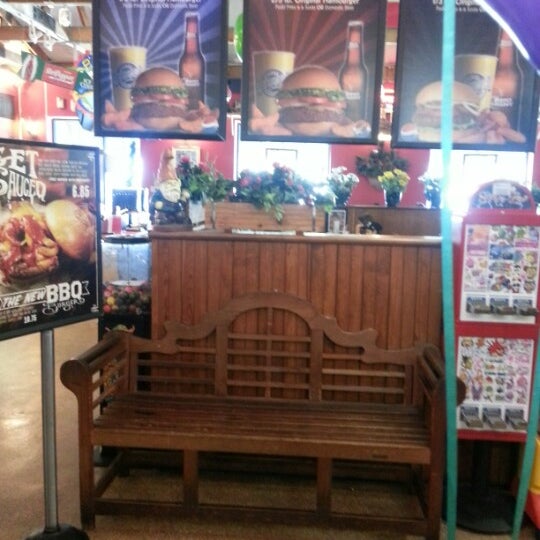 Photo taken at Fuddruckers by Hector C. on 8/13/2013
