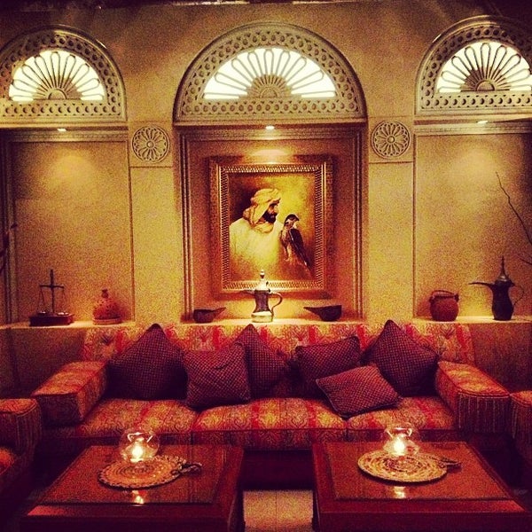 Das Foto wurde bei Mezlai Emirati Restaurant von amaysalkaabi am 9/26/2012 aufgenommen
