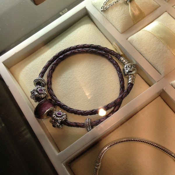 รูปภาพถ่ายที่ Pandora Jewelry โดย Möish S. เมื่อ 3/22/2013