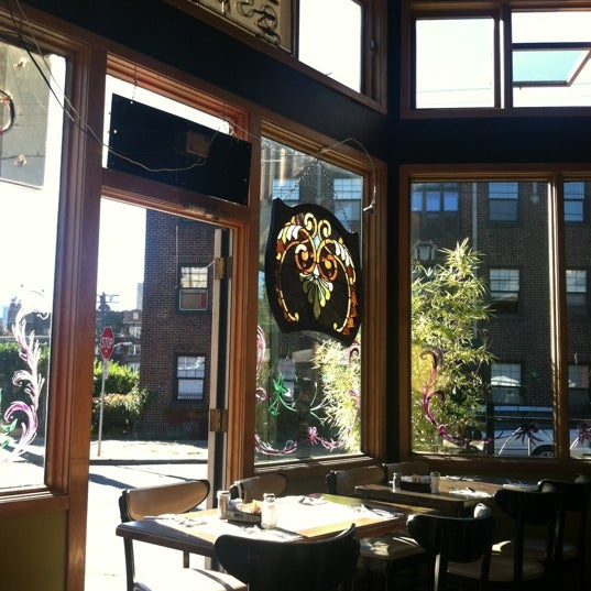 9/30/2012 tarihinde Polly S.ziyaretçi tarafından B&amp;O Espresso'de çekilen fotoğraf
