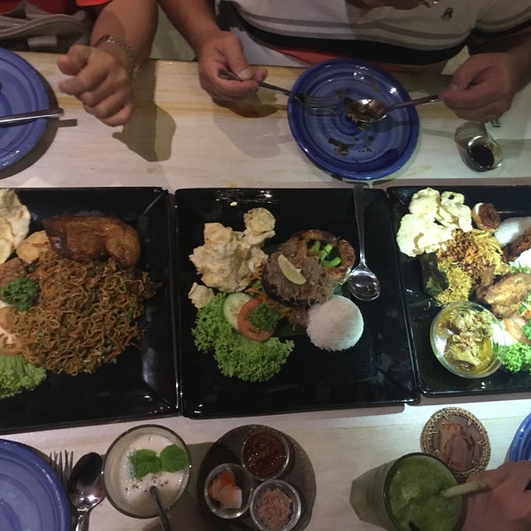 12/5/2016에 Ravenn L.님이 Nona Bali Restaurant에서 찍은 사진