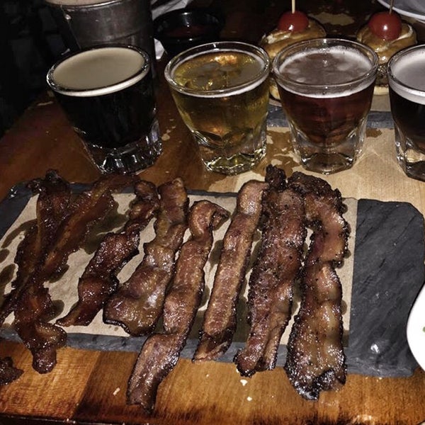 Foto diambil di Briarcliff Bistro &amp; Bacon Bar oleh Meraki pada 10/1/2015
